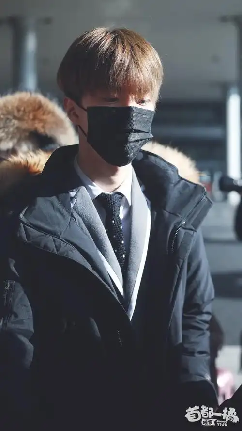 范丞丞穿羽绒服戴口罩现身机场白嫩帅气网友眼睛太漂亮了