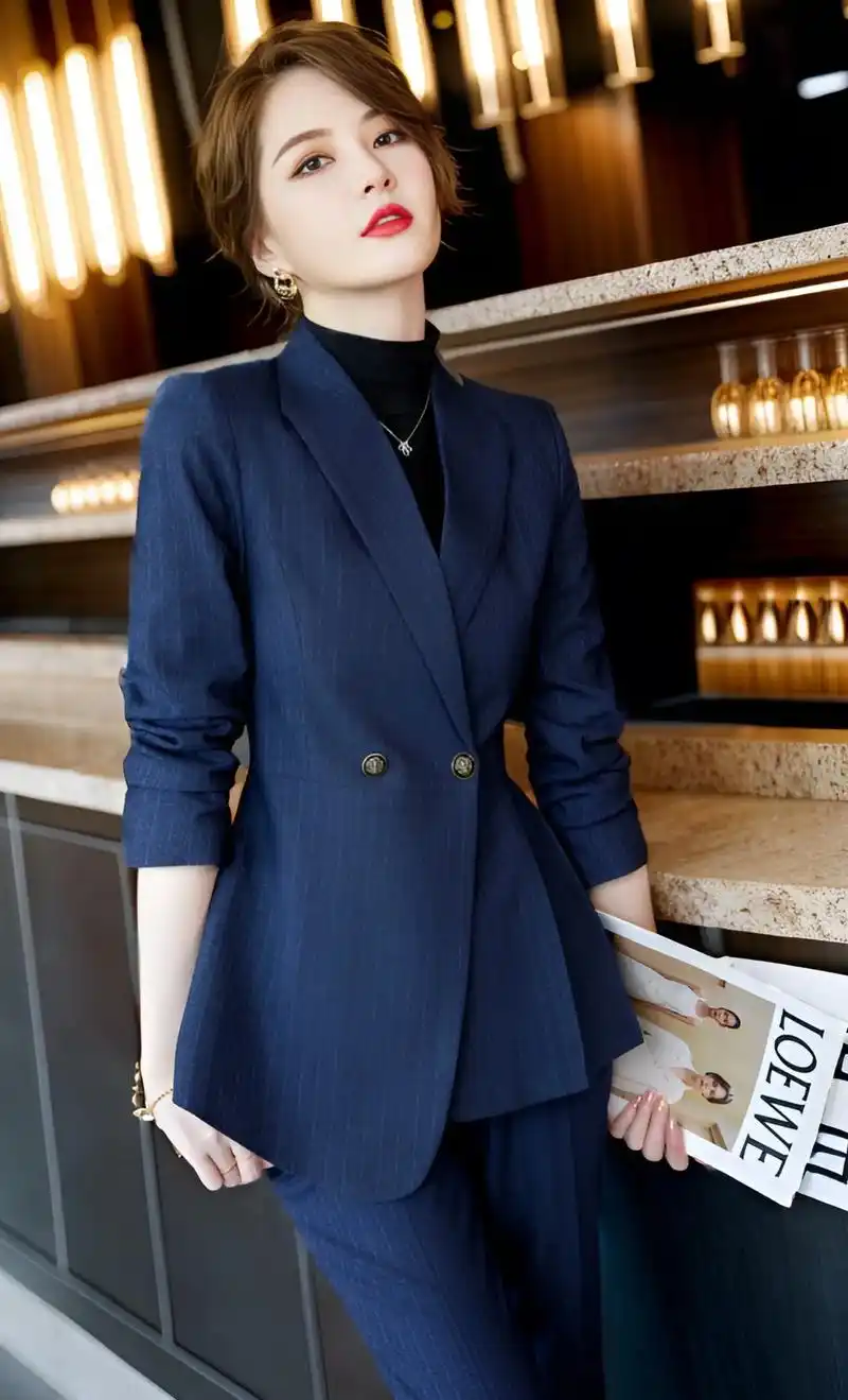 大气经典的翻领设计凸显出干练简约 - 抖音