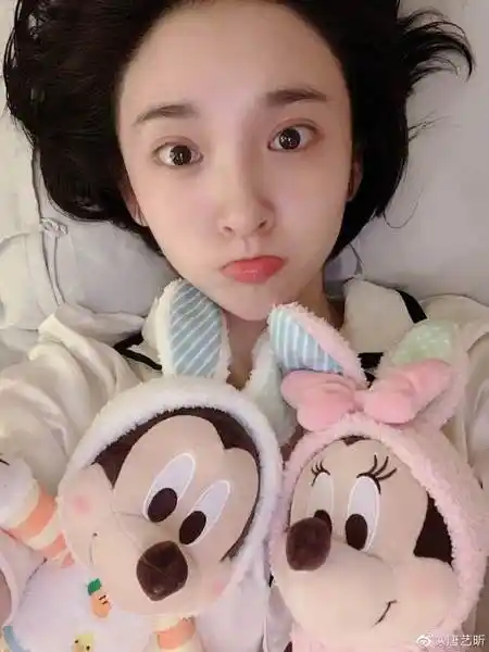 唐艺昕穿睡衣晒素颜照 满脸胶原蛋白梨涡醉人