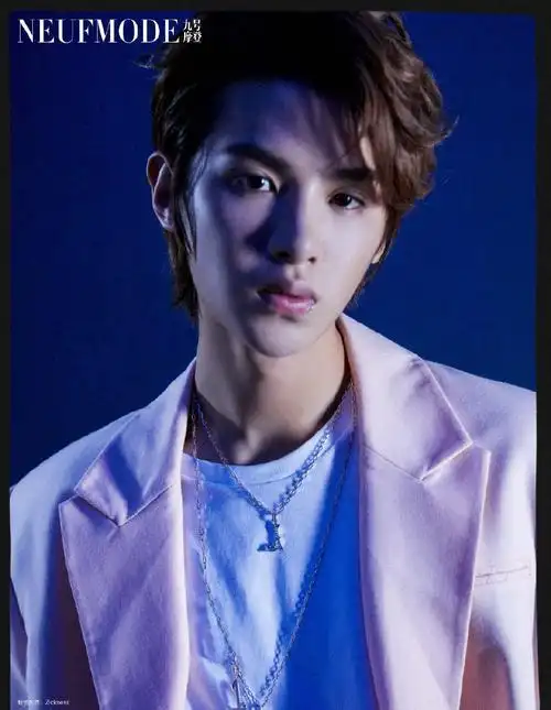 > 黄明昊未来感时尚帅气写真图片(11/12)