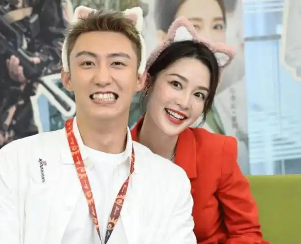 李沁新剧扫楼被抓拍,没了《爱上特种兵》的滤镜,颜值果然不一样_西装