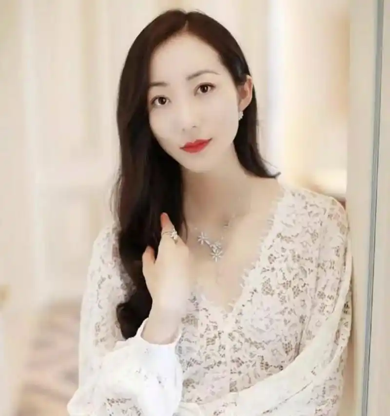 有人说她是韩三平的亲戚,有人说她是红三代,总之她并不是一般人