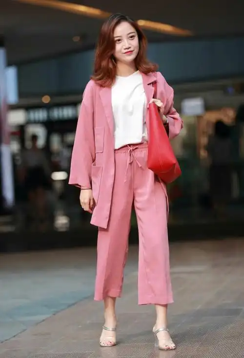 如果你喜欢比较休闲的风格,建议选择九分的微廓粉色裤子,这种裤子穿