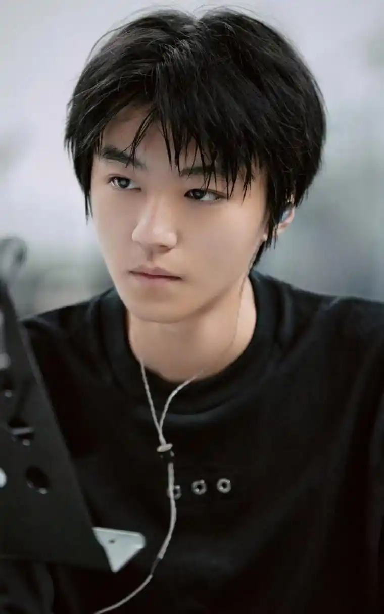 王俊凯近照明显又瘦了不少,侧脸下颌线清晰可见,素颜皮肤也晒黑了一些