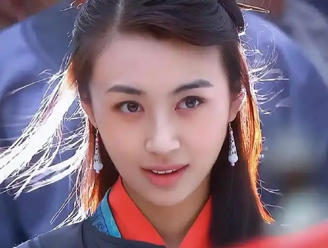 36岁李菲儿近照引热议,脸浮肿抢镜,网友:完蛋!看成刘晓庆了