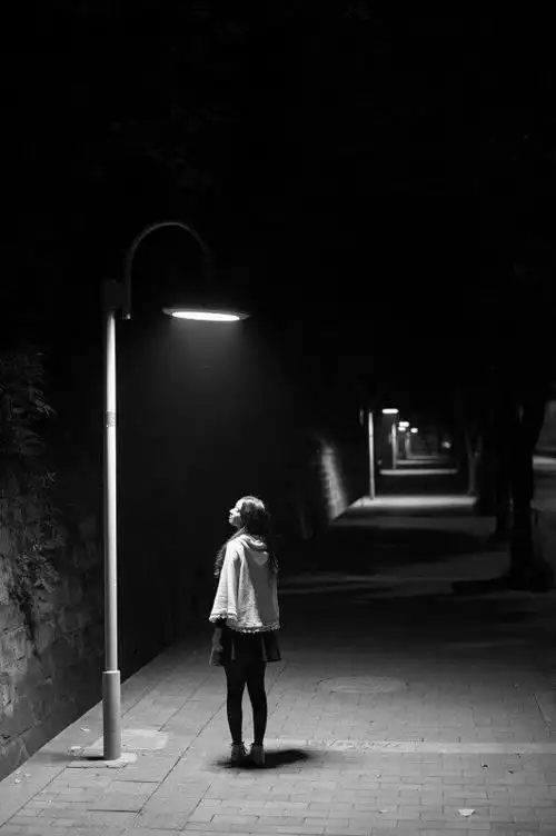 1  黑夜渐渐来临,一个灯盏对应着另一个灯盏 br />