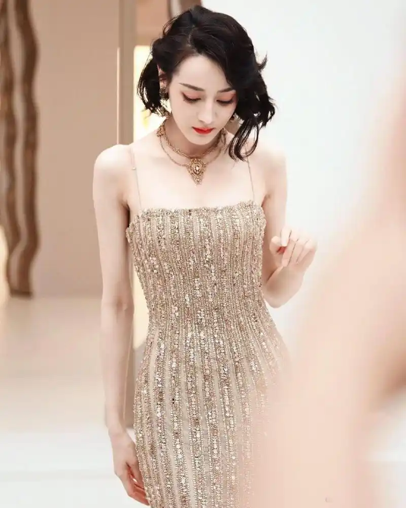 迪丽热巴吊带金色鱼尾礼服性感优雅,你心动了吗?