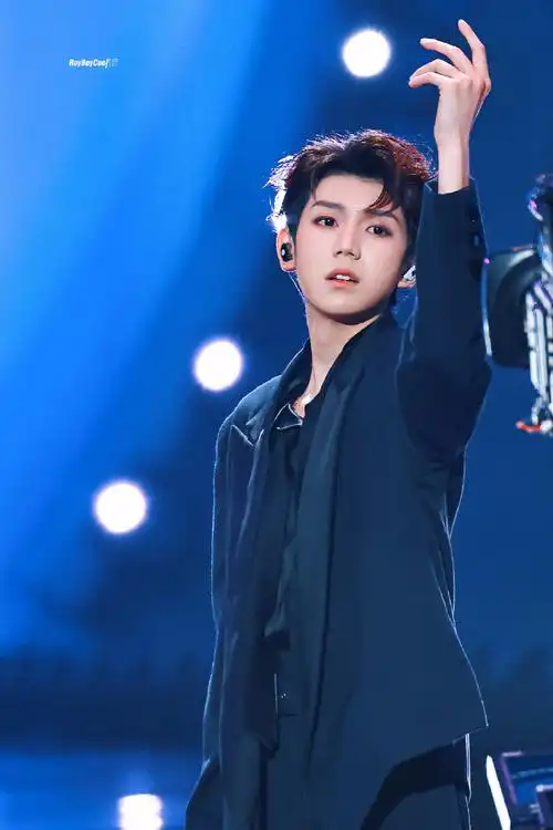 王源官宣加盟江苏卫视跨年##王源烟熏妆