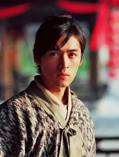 胡歌仙剑花絮照曝光,当年青涩的模样,谁不是个小鲜肉呢