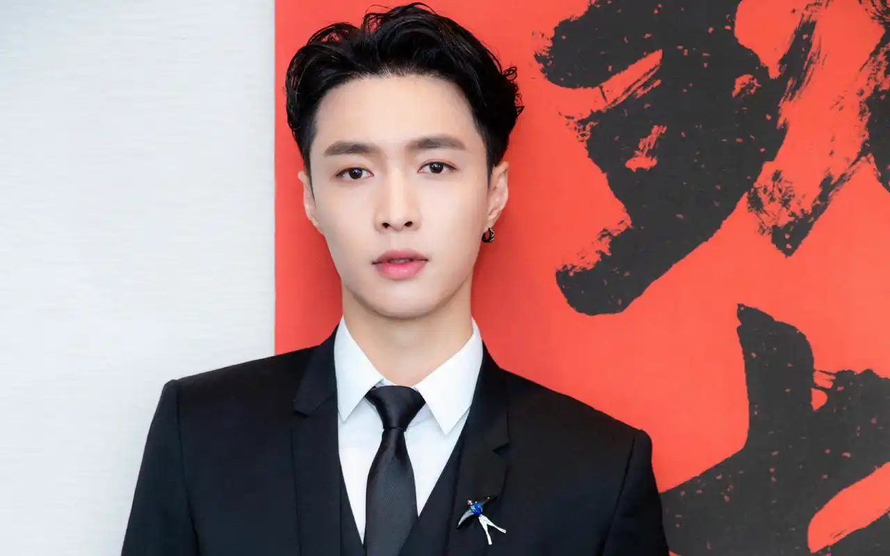 张艺兴西装帅气写真高清桌面壁纸