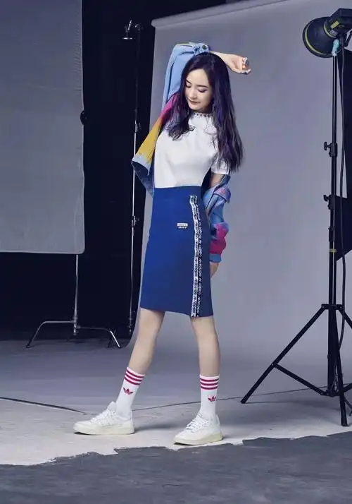 夏日必备的小白鞋来了!杨幂上脚 adidas 复古纯白系列!