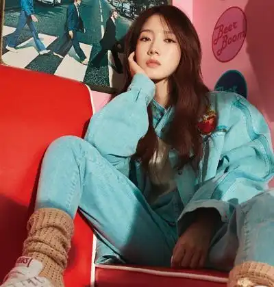 孟美岐穿皮裤low爆了?换上展现"妖精蹲","腰臀比"真撩