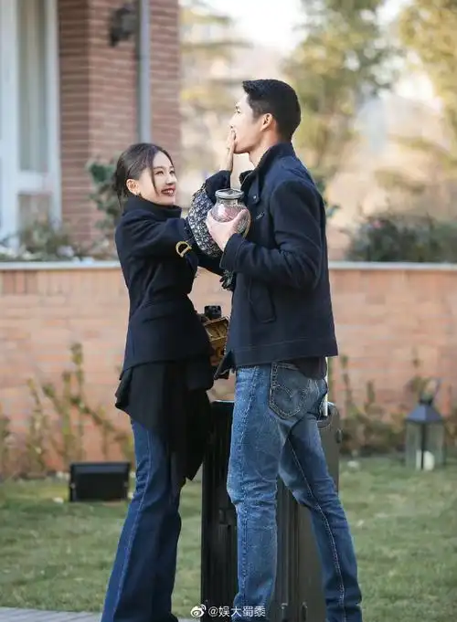 王子文吴永恩十指紧扣逛街