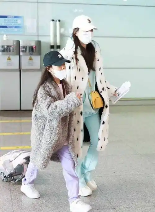 原创李小璐才是真正时髦精穿羊羔绒大衣配运动服洋气又减龄