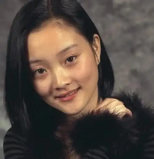 李小璐20年前的旧照曝光,清纯模样令人心动,看了就知道整容没