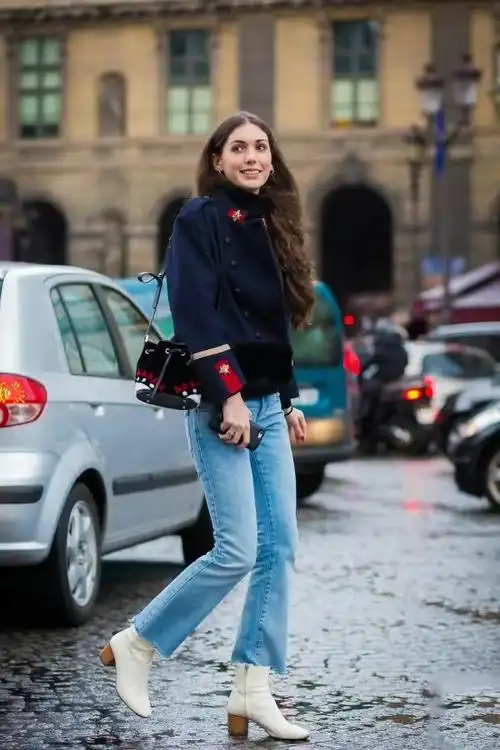 在人刻板的印象里,牛仔裤搭配运动鞋会比较好,但是这种搭配虽然经典