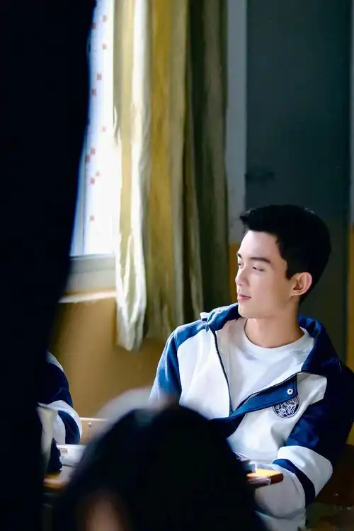 吴磊身穿蓝白拼接色校服出镜,清新帅气,满满的少年气息扑面而来