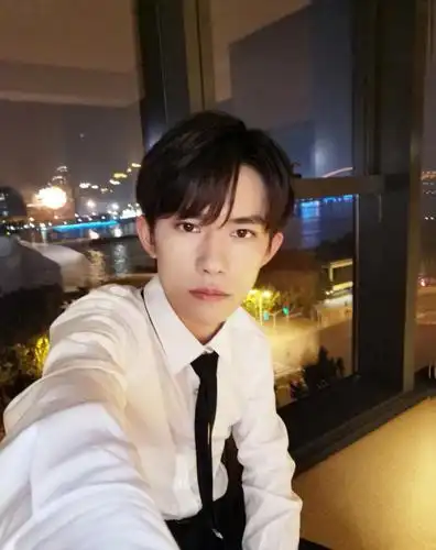 原创易烊千玺用心了带了一大桌火锅去舞房大家激动拍照都没怎么吃