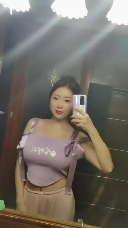 蒋娉婷在镜子前的自拍照