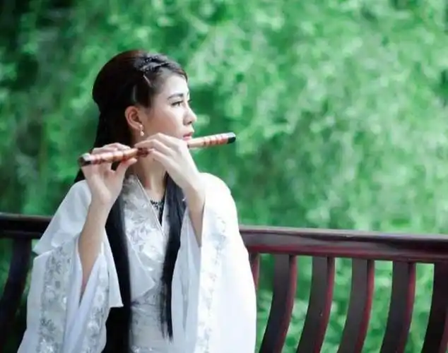 吹笛诗词九首:盛装竹下笛声高,翠鸟惊奔四处逃
