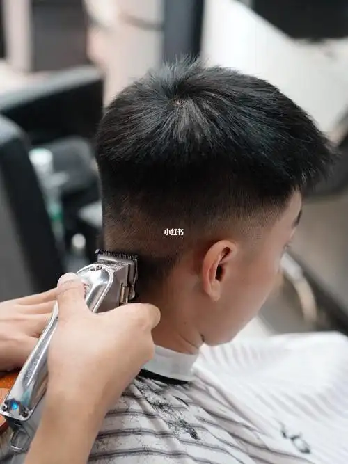 男士短发教程 | 最详细的剪发步骤解析