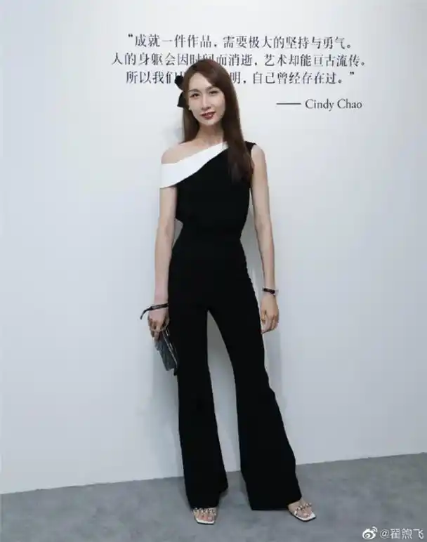 雷佳音老婆翟煦飞晒近照,和女儿同穿jk,青春靓丽秀好身材