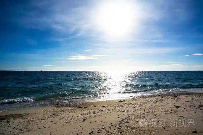 大海明亮的白色太阳照片-正版商用图片0cyu37-摄图新视界