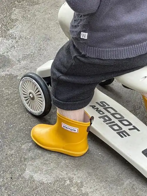 stample穿着雨靴踩水去