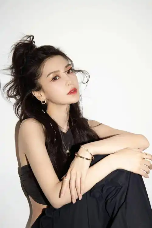 杨颖时尚造型合集:艳丽迷人,优雅唯美