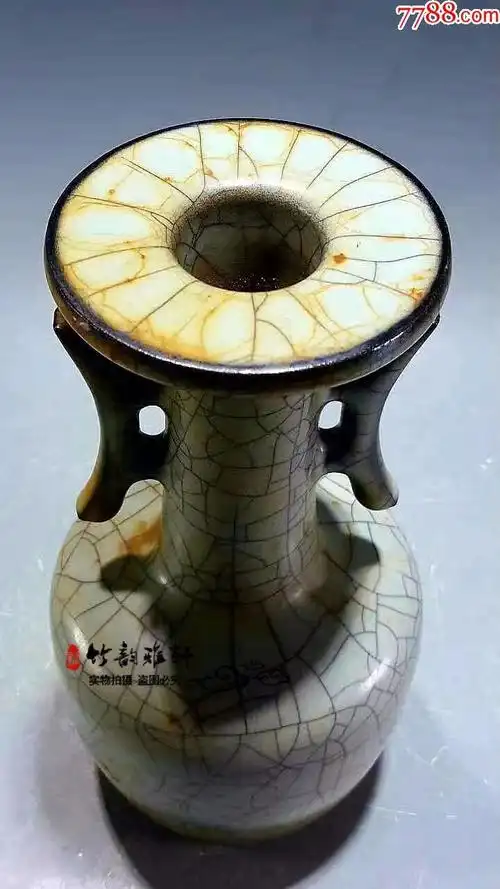 宋官窑开片双耳盘口瓶