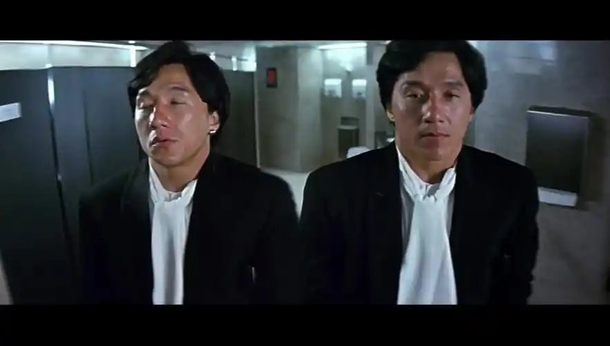 双龙会:成龙撒尿,自己被自己吓到,实在搞笑