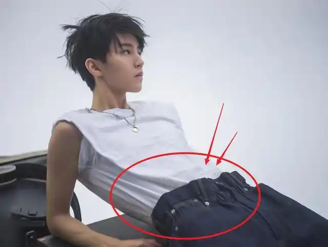 王俊凯生病后首次晒照手臂线条抢眼看清他的腰围却莫名心疼