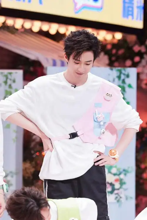 刘宇宁好六碎片vlog#刘宇宁好六彩排花絮好可爱,帅气又幽默的大烁哥