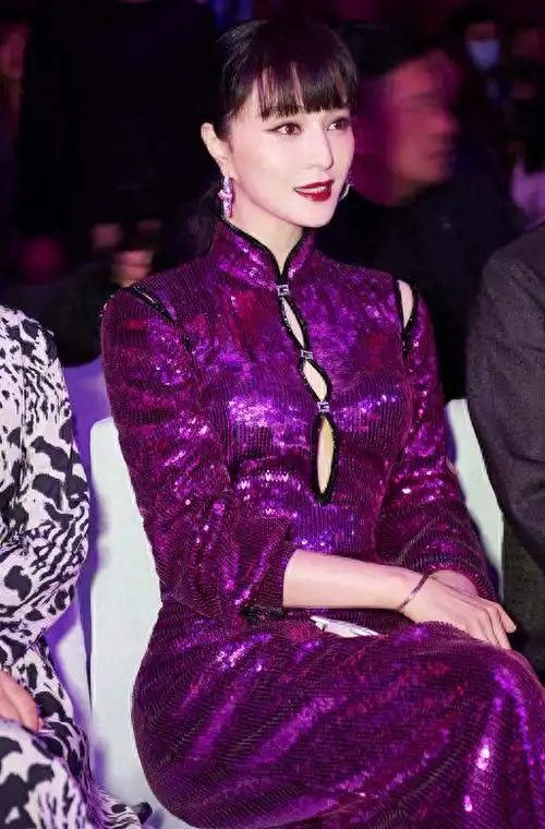 范冰冰美貌走浓烈风,穿亮片旗袍配毛线袜,齐刘海撩人感依旧不减