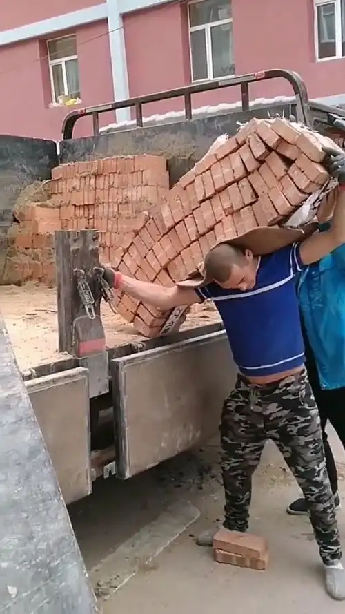 再难也得扛起,再累也不能放下,男人肩上扛的是整个家庭