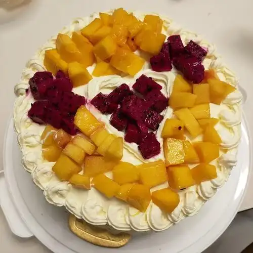 开心男男做的8寸水果生日蛋糕