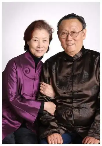 原创老戏骨吕中47岁进入演艺圈儿媳是影后女儿更是她的骄傲