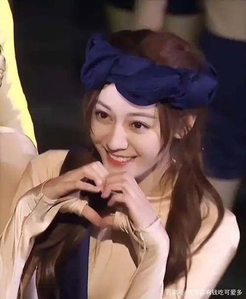 萌里萌气的迪丽热巴,最后一张"斗鸡眼"萌翻啦!