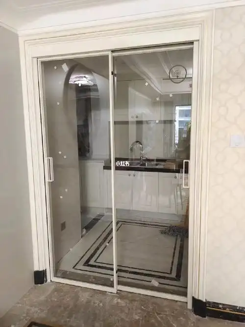 白色推拉玻璃门