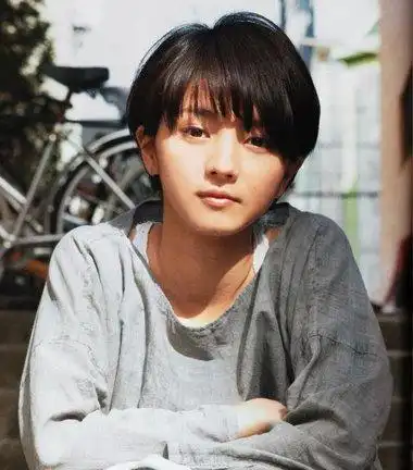 初中生空气刘海斜梳短发发型