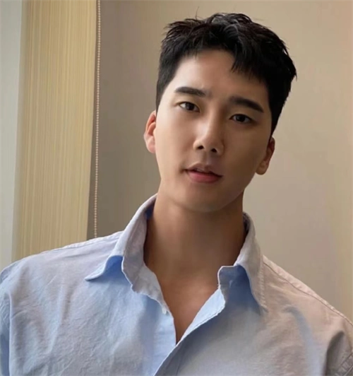 韩式经典三七侧分 夏季男生必剪发型_韩式男发 - 美发站