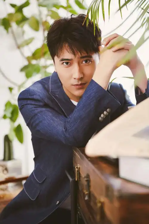 李瑞超绅士大片曝光 儒雅沉稳如兰似墨