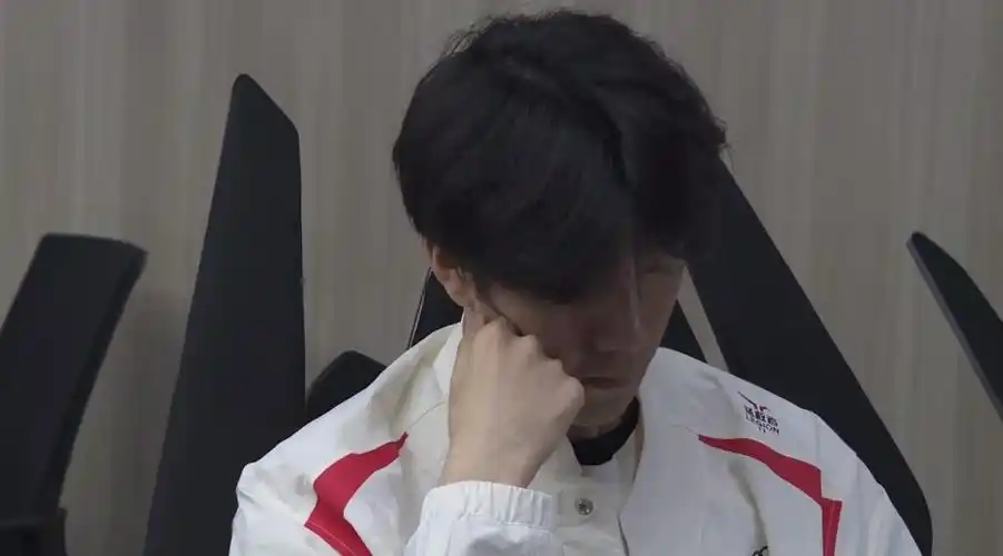 theshy素质三连图火了,爆笑流酒桶登场,撞墙空大