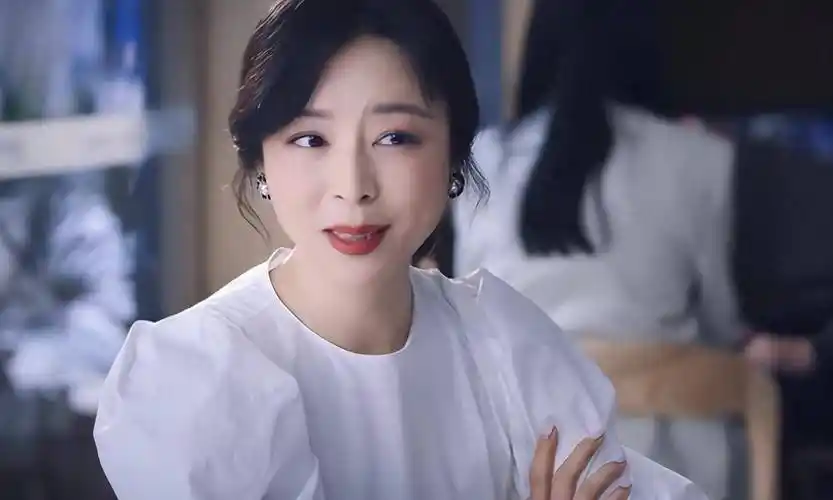 《她的城》口碑大爆,原以为张静初够亮眼,没想到张含韵才是王牌_老公