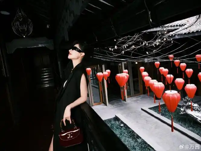 万茜穿平底鞋的身材比例