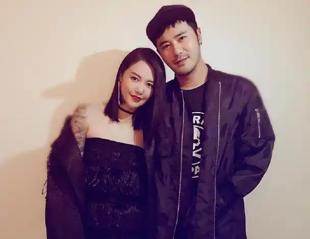 歌手谭维维父亲早逝无法接受母亲的新恋情婚姻让她变柔软