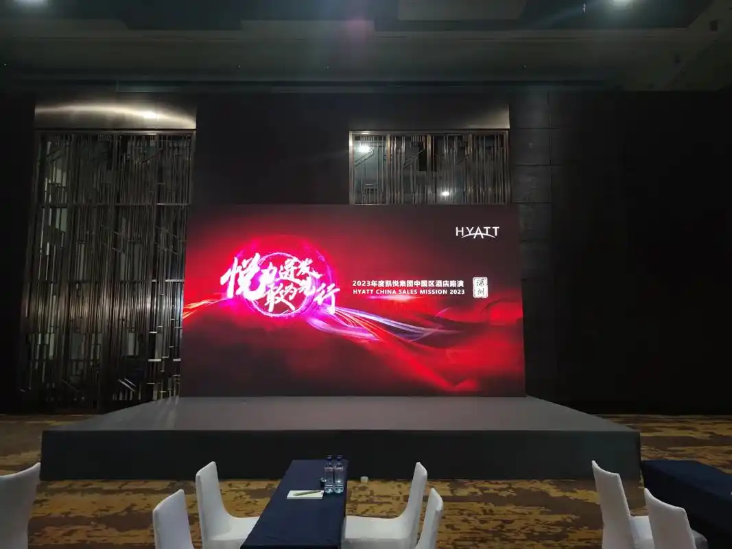 小舞台  线阵 展板 木制造型 刀刮布   效果不错   有 - 抖音