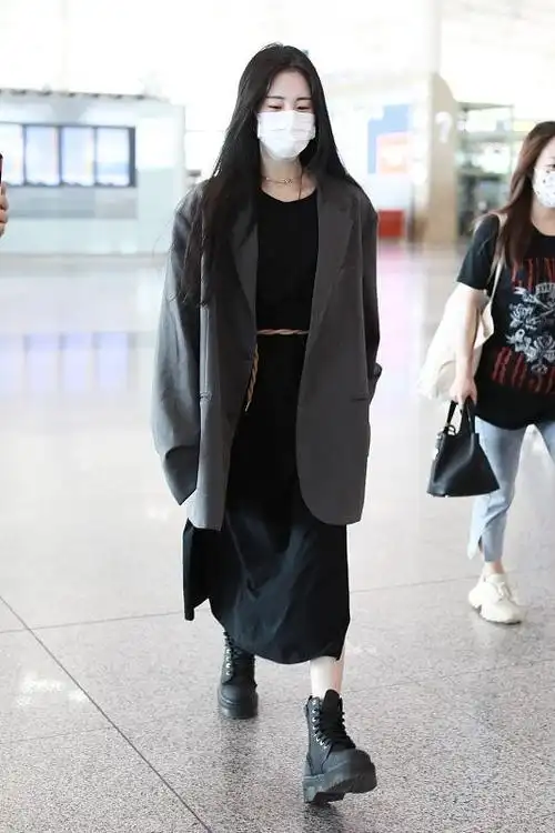 张碧晨妆容精致气色好手拿玩偶显可爱看起来优雅又甜美