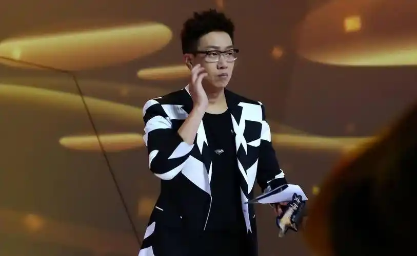 51岁林海:曾是央视著名主持,为正义怒摔耳机,二婚何婕获幸福_东方