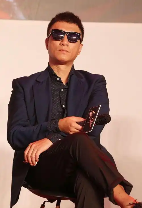 孙红雷戴上墨镜太有大哥范儿随便坐着都很霸气太有型了